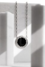 Κρεμαστό με μαύρο όνυχα