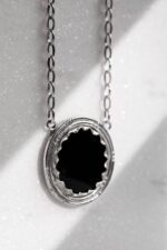 Κρεμαστό με μαύρο όνυχα